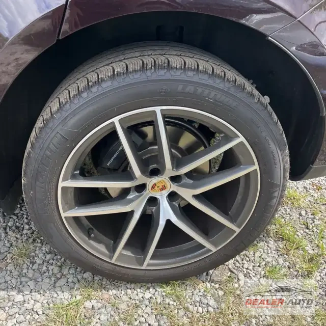 2025 Porsche Macan Base
